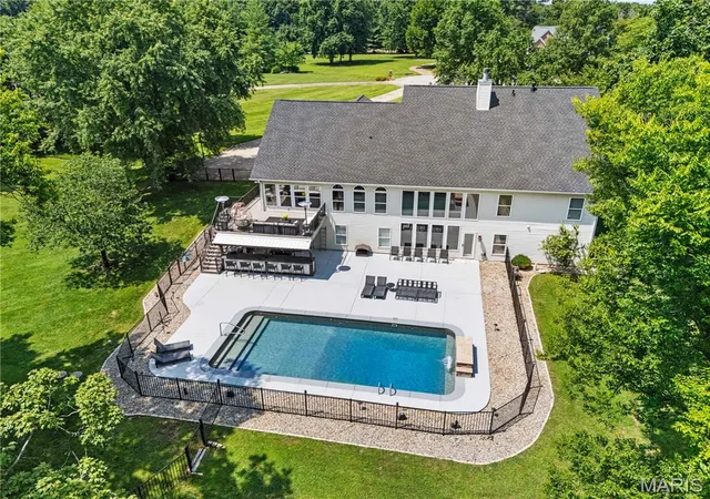 Photo 3 of Sale Pending at 620 Forest Meadow Ct, Defiance, MO 63341 | MLS# MIS26052788 | Listing updated on 2026-08-24