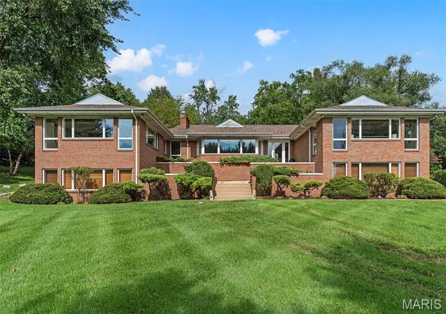 Photo 2 of Sale Pending at 1757 Topping Rd, Saint Louis, MO 63131 | MLS# MIS26052789 | Listing updated on 2026-09-06