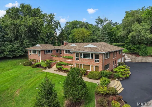 Photo 3 of Sale Pending at 1757 Topping Rd, Saint Louis, MO 63131 | MLS# MIS26052789 | Listing updated on 2026-09-06