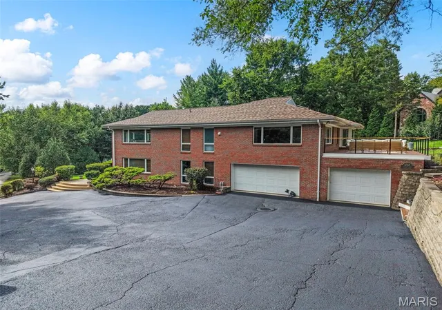 Photo 3 of Sale Pending at 1757 Topping Rd, Saint Louis, MO 63131 | MLS# MIS26052789 | Listing updated on 2026-09-06