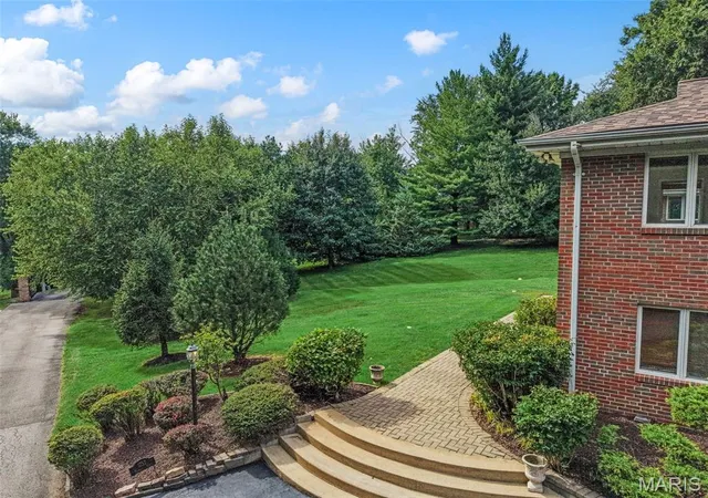 Photo 4 of Sale Pending at 1757 Topping Rd, Saint Louis, MO 63131 | MLS# MIS26052789 | Listing updated on 2026-09-06