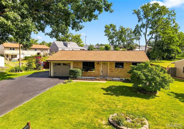 Photo 2 of Single family home for sale at 2002 Janiculum Dr, Fenton, MO 63026 | MLS# MIS26052792 | Listing updated on 2026-09-25