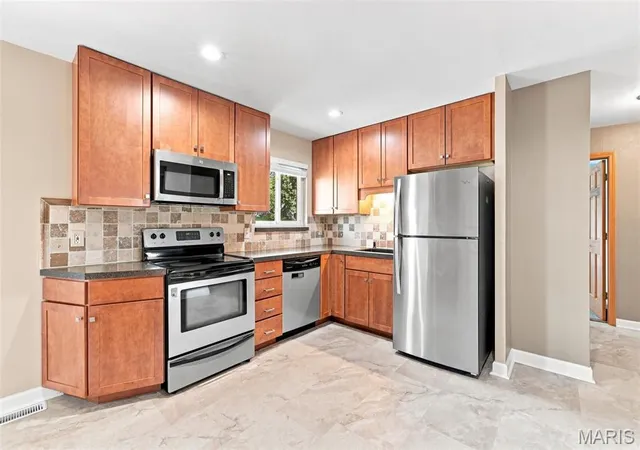 Photo 3 of Single family home for sale at 2002 Janiculum Dr, Fenton, MO 63026 | MLS# MIS26052792 | Listing updated on 2026-09-25