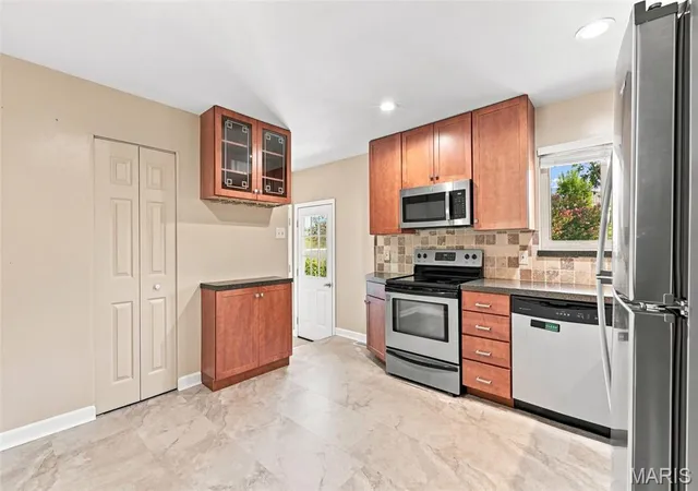 Photo 4 of Single family home for sale at 2002 Janiculum Dr, Fenton, MO 63026 | MLS# MIS26052792 | Listing updated on 2026-09-25