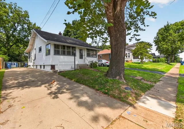 Photo 3 of Sale Pending at 2407 Hood Ave, Saint Louis, MO 63114 | MLS# MIS26052796 | Listing updated on 2026-08-23