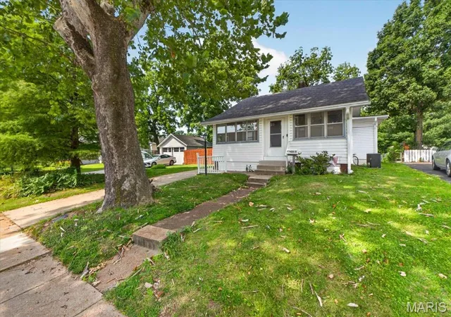 Photo 3 of Sale Pending at 2407 Hood Ave, Saint Louis, MO 63114 | MLS# MIS26052796 | Listing updated on 2026-08-23