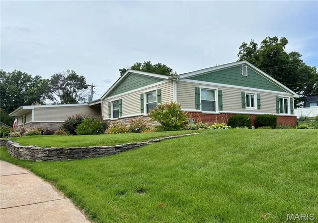2nd image of 4900 Voltaire Dr, Godfrey, IL 62035 | MLS# MIS26052801