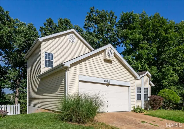 2nd image of 1501 Strawberry Glen Ct, Ballwin, MO 63021 | MLS# MIS26052803