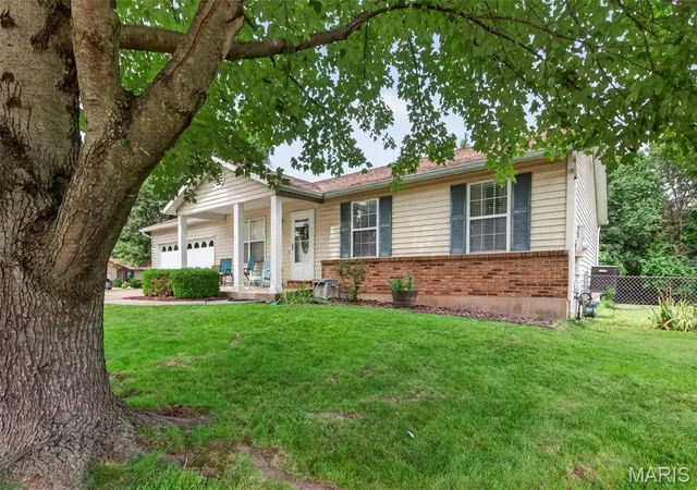 Photo 3 of Sale Pending at 1103 Athena Wy, Saint Peters, MO 63376 | MLS# MIS26052805 | Listing updated on 2026-09-07