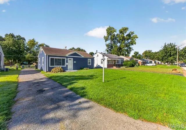 Photo 3 of Single family home for sale at 11224 Saint Clement Ln, Saint Ann, MO 63074 | MLS# MIS26052811 | Listing updated on 2026-08-28