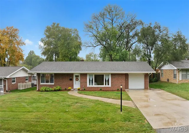 Photo 1 of Single family home for sale at 925 Moreland Dr, Belleville, IL 62223 | MLS# MIS26052815 | Listing updated on 2026-10-18