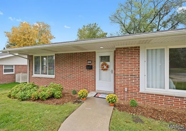 Photo 2 of Single family home for sale at 925 Moreland Dr, Belleville, IL 62223 | MLS# MIS26052815 | Listing updated on 2026-10-18