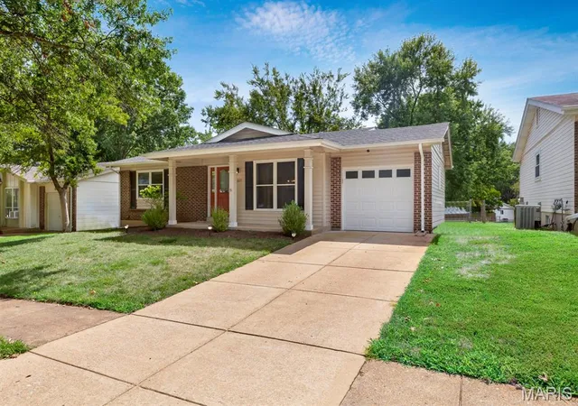 Photo 3 of Sale Pending at 660 Twigwood Dr, Ballwin, MO 63021 | MLS# MIS26052817 | Listing updated on 2026-08-31