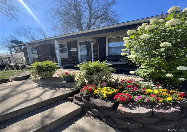 Photo 2 of Sale Pending at 10225 Castle Dr, Saint Louis, MO 63136 | MLS# MIS26052818 | Listing updated on 2026-09-02