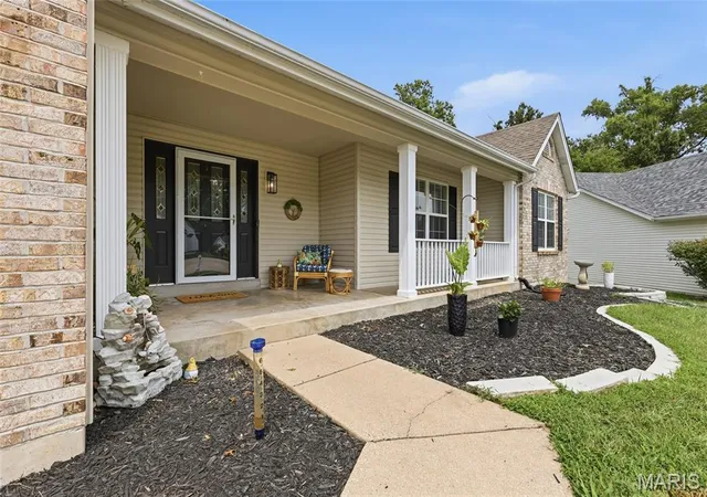 Photo 3 of Sale Pending at 1094 Treeshade Dr, Saint Peters, MO 63376 | MLS# MIS26052825 | Listing updated on 2026-08-25