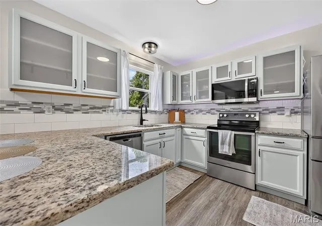 Photo 3 of Sale Pending at 1339 Flintshire Ln, Lake Saint Louis, MO 63367 | MLS# MIS26052835 | Listing updated on 2026-08-27