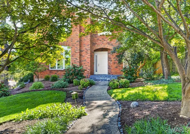 Photo 2 of Sale Pending at 366 W Point Ct, Saint Louis, MO 63130 | MLS# MIS26052850 | Listing updated on 2026-08-24