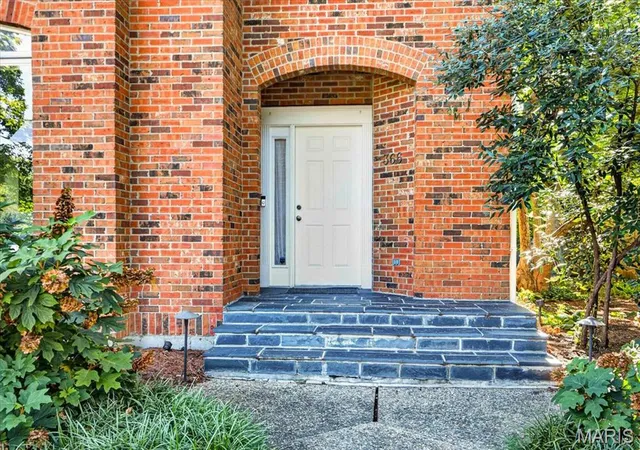 Photo 3 of Sale Pending at 366 W Point Ct, Saint Louis, MO 63130 | MLS# MIS26052850 | Listing updated on 2026-08-24