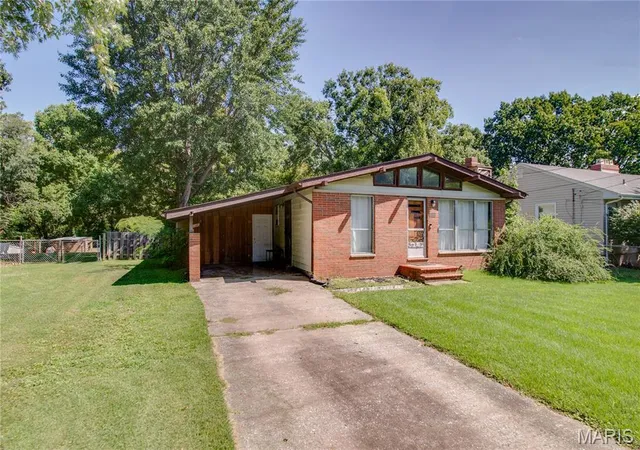 Photo 3 of Sale Pending at 784 E Woodland Dr, East Alton, IL 62024 | MLS# MIS26052854 | Listing updated on 2026-09-29