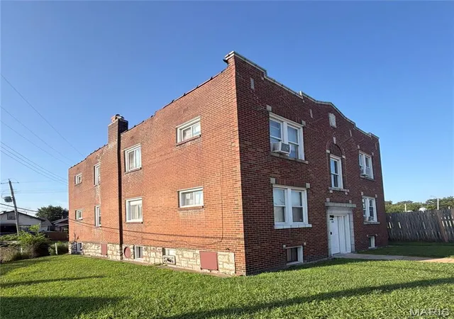 Photo 2 of Sale Pending at 760 Thrush Ave, St Louis, MO 63147 | MLS# MIS26052857 | Listing updated on 2026-09-06