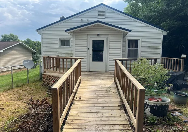 1st image of 1416 S Main St, Hillsboro, IL 62049 | MLS# MIS26052866