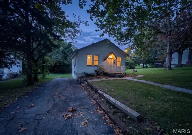 Photo 2 of Single family home for sale at 423 Fork Dr, St Louis, MO 63137 | MLS# MIS26052872 | Listing updated on 2026-08-24