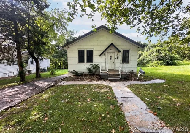 Photo 3 of Single family home for sale at 423 Fork Dr, St Louis, MO 63137 | MLS# MIS26052872 | Listing updated on 2026-08-24