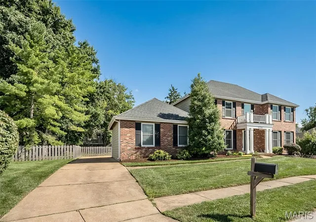 Photo 3 of Single family home for sale at 15706 Heathercroft Dr, Chesterfield, MO 63017 | MLS# MIS26052880 | Listing updated on 2026-08-27