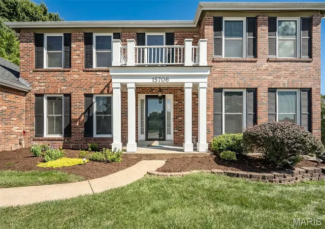 Photo 4 of Single family home for sale at 15706 Heathercroft Dr, Chesterfield, MO 63017 | MLS# MIS26052880 | Listing updated on 2026-08-27