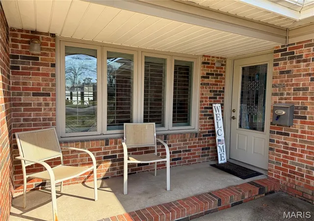 3rd image of 2304 Fontaine Dr, Alton, IL 62002 | MLS# MIS26052884