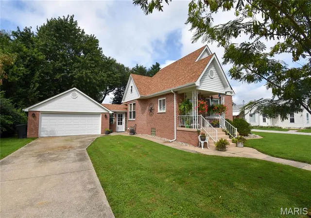 Photo 2 of Single family home for sale at 711 N Union, Staunton, IL 62088 | MLS# MIS26052891 | Listing updated on 2026-09-05