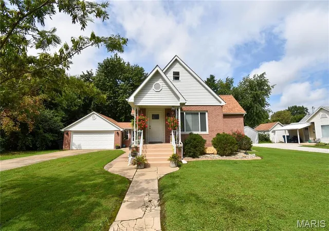 Photo 2 of Single family home for sale at 711 N Union, Staunton, IL 62088 | MLS# MIS26052891 | Listing updated on 2026-09-05