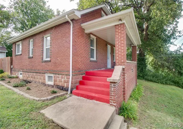 4th image of 6 Rosa Ave, Godfrey, IL 62035 | MLS# MIS26052894