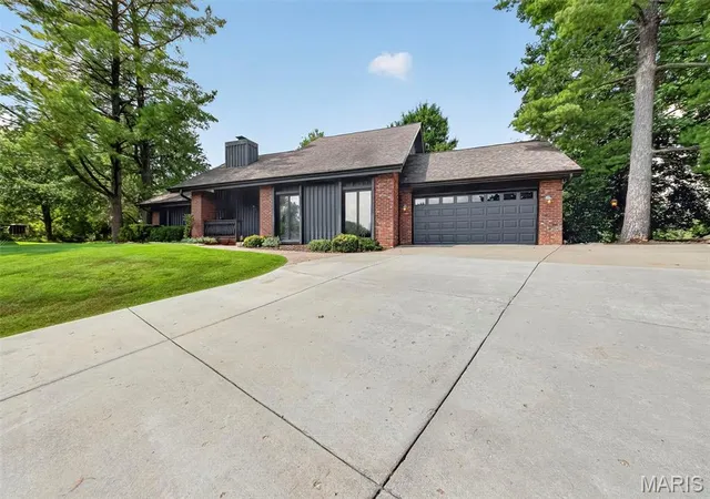 Photo 3 of Single family home for sale at 1028 Monfort Ct, Lake St Louis, MO 63367 | MLS# MIS26052900 | Listing updated on 2026-09-14