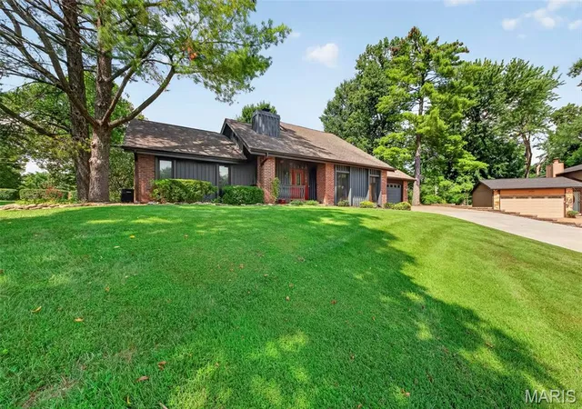 Photo 3 of Single family home for sale at 1028 Monfort Ct, Lake St Louis, MO 63367 | MLS# MIS26052900 | Listing updated on 2026-09-14