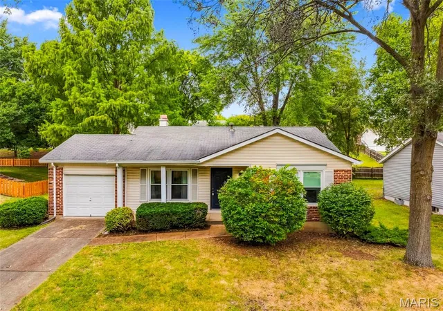 Photo 2 of Sale Pending at 194 Driftwood Ln, Saint Peters, MO 63376 | MLS# MIS26052904 | Listing updated on 2026-10-04