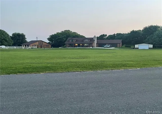 Photo 2 of Single family home for sale at 3337 Sand Rd, Edwardsville, IL 62025 | MLS# MIS26052906 | Listing updated on 2026-09-07