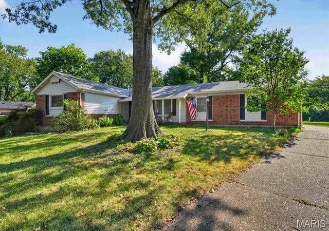 Photo 1 of Single family home for sale at 2952 New Castle Dr, Florissant, MO 63033 | MLS# MIS26052913 | Listing updated on 2026-09-17