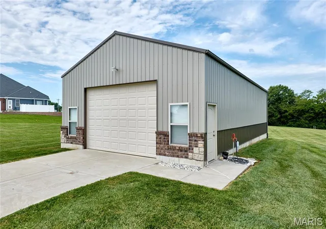 Photo 3 of Sale Pending at 21 Pheasant Pointe Dr, Old Monroe, MO 63369 | MLS# MIS26052921 | Listing updated on 2026-08-20