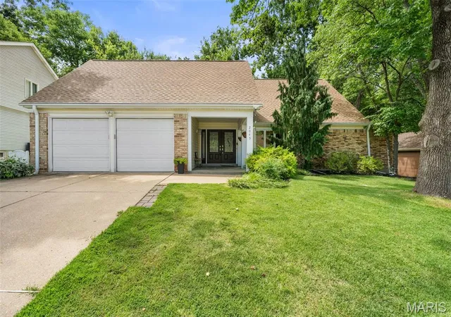 Photo 1 of Sale Pending at 2045 Country Field Dr, Chesterfield, MO 63017 | MLS# MIS26052923 | Listing updated on 2026-08-27