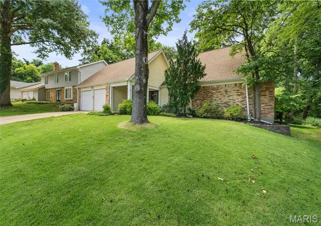 Photo 2 of Sale Pending at 2045 Country Field Dr, Chesterfield, MO 63017 | MLS# MIS26052923 | Listing updated on 2026-08-27