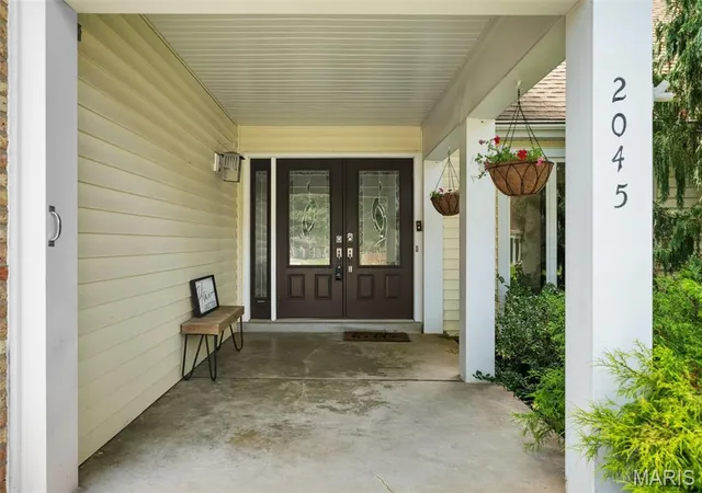 Photo 3 of Sale Pending at 2045 Country Field Dr, Chesterfield, MO 63017 | MLS# MIS26052923 | Listing updated on 2026-08-27