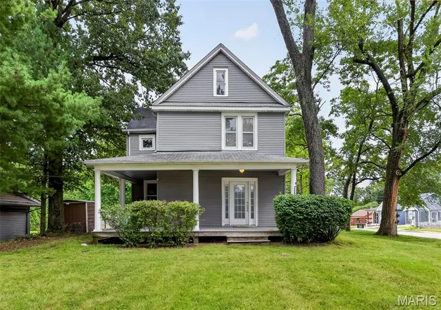 Photo 2 of Sale Pending at 2330 Ashby Rd, Saint Louis, MO 63114 | MLS# MIS26052926 | Listing updated on 2026-08-23