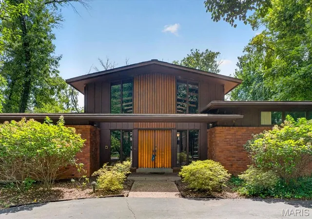 1st image of 2 Villa Coublay, Saint Louis, MO 63131 | MLS# MIS26052927