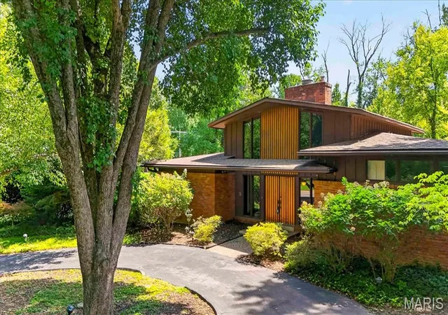 2nd image of 2 Villa Coublay, Saint Louis, MO 63131 | MLS# MIS26052927