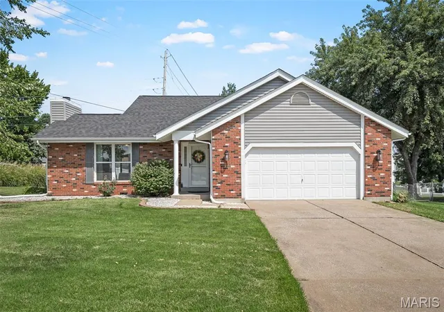 Photo 1 of Single family home for sale at 1 Oak Valley Dr, Saint Peters, MO 63376 | MLS# MIS26052928 | Listing updated on 2026-09-14
