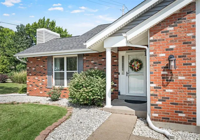 Photo 2 of Single family home for sale at 1 Oak Valley Dr, Saint Peters, MO 63376 | MLS# MIS26052928 | Listing updated on 2026-09-14