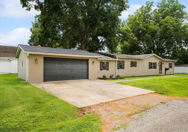 3rd image of 100 W Kentucky St, Trenton, IL 62293 | MLS# MIS26052953