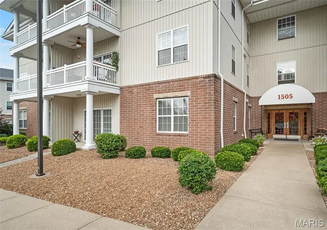 Listing Photo 5 - Condo for sale in building located at 1505 S Old Hwy 94, St. Charles, MO 63303 - Unit #203