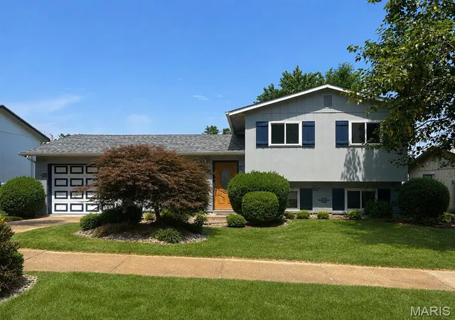 Photo 1 of Sale Pending at 2687 Creekwood Manor Ln, St Louis, MO 63125 | MLS# MIS26052959 | Listing updated on 2026-09-08